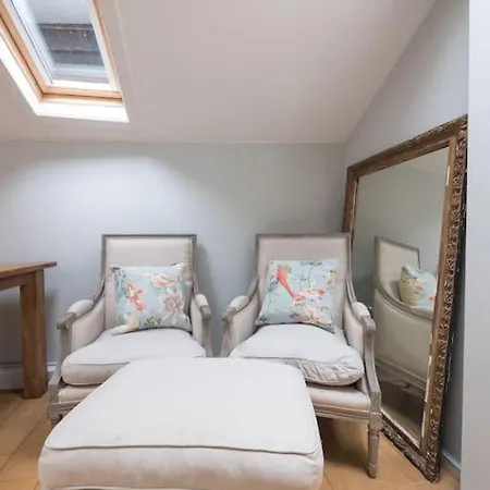 Hosted By Wendy Old Charming Appartement